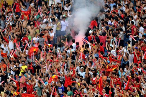 Hai Phong football fans make disturbance at Hanoi’s stadium