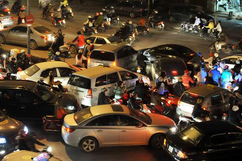 Hanoi should block crossroads at certain hours