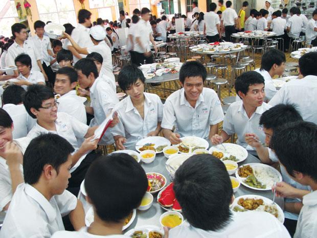 HCM City private schools compete with extras