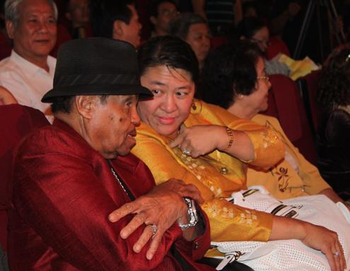 Michael Jackson’s father enjoy “cai luong”