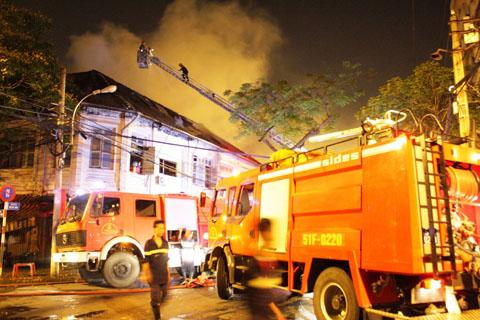 Fire burns down a dozen of old houses in HCM City