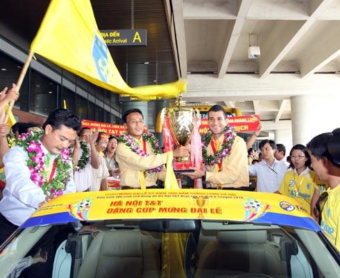 Hanoi T&T makes V-League Cup parade in rain