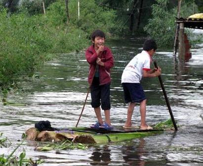 Flood hits Central Vietnam, leaving 85 dead, missing