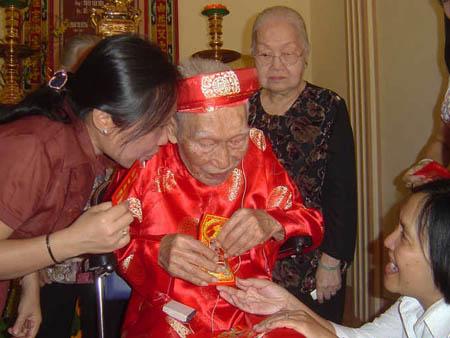 Hanoi presents gifts to over 1000 people over 100 years old