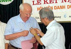 Embassy celebrates Len Aldis&rsquo;s 80th birthday