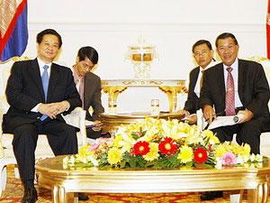 Cambodian and Vietnamese PMs hold talks