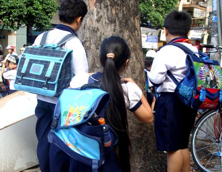 Primary schoolbags weigh in at 5 kilos