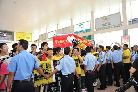 Two members of Backstreet Boys arrive in HCM City