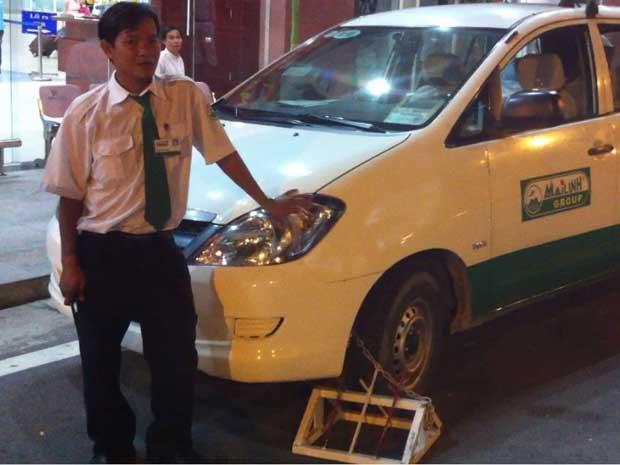 Monopoly forces passengers use expensive taxi services