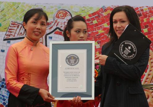 Hanoi ceramic road receives Guinness certificate