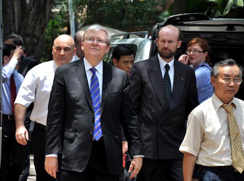 Australian Minister friendly with disabled Vietnamese girl