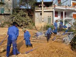 Miners struggle to clear landslide debris