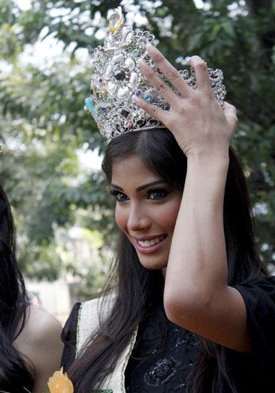 Miss Earth 2010 beauty queens in HCM City