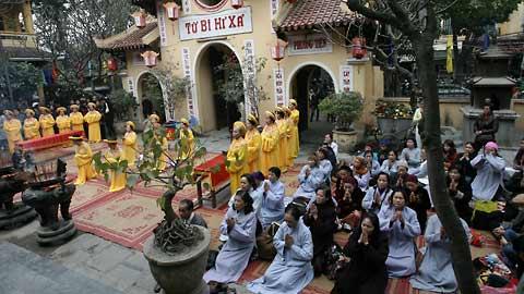 Hanoi’s Buddhist temples crammed in early lunar New Year