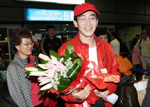 Chinese star performs stick-dance in Hanoi