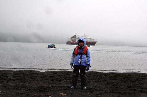 Vietnamese boy reaches South Pole