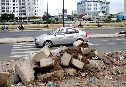 Waste, holes on HCM City&rsquo;s best avenue