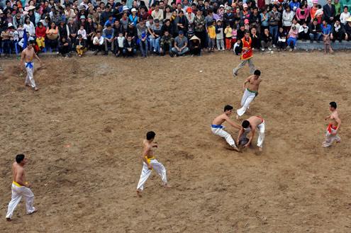 Ball scrambling festival in Hanoi