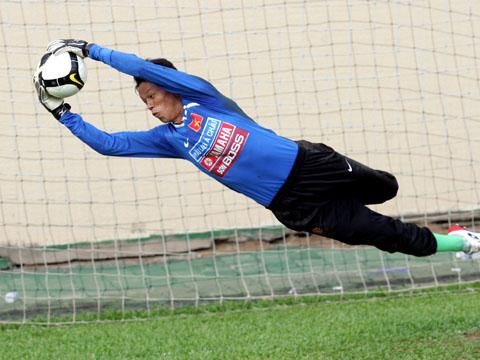 Vietnam’s U23 footballers practice for the Thang Long Cup