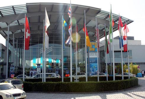 Robot “waiter” serves international automation exhibition