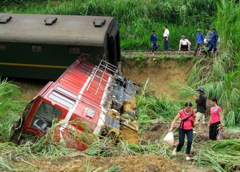 Northern train derails, two die