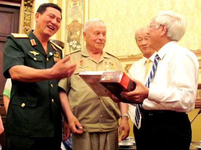 Hero Pham Tuan reunites with Russian astronaut