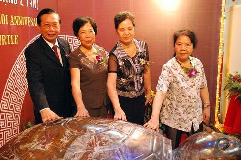 Two-ton sapphire turtle presented to Hanoi