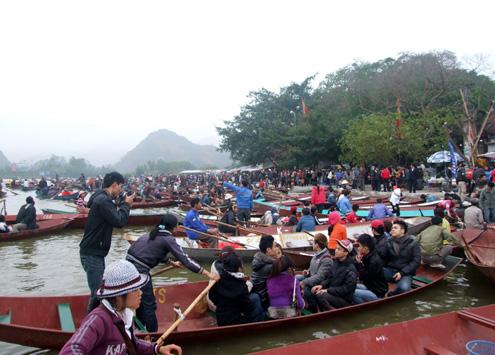 Pilgrims flock to Huong pagoda