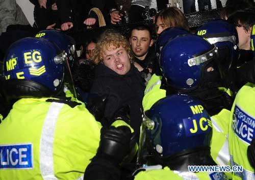 Thousands of British students protest against tuition fee rise