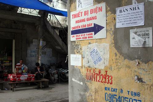 Small ads smear Hanoi&rsquo;s streets