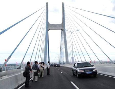 Minister to consider Phu My Bridge toll for motorbikes