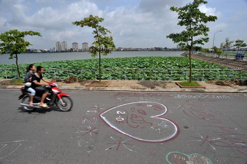 Hanoi&rsquo;s &ldquo;love wharf&rdquo; smeared