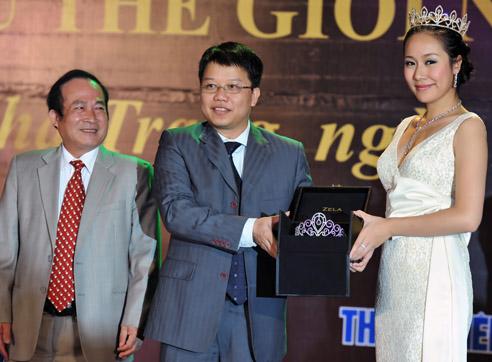Banker pays 1 billiion dong to present crown to Miss Vietnam World