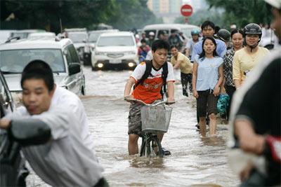 HCMC plans to ensure roads are safe during rainy season