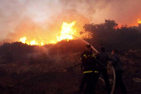 Israeli fire wounds local worker near Gaza border
