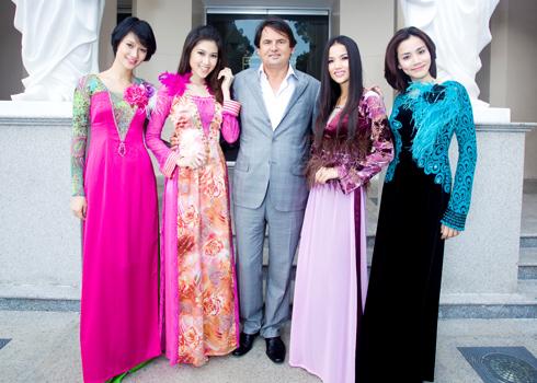 Russian billionaire strolls Saigon streets