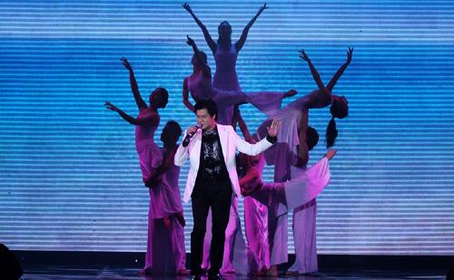 Three Misses Vietnam look fabulous in music gala