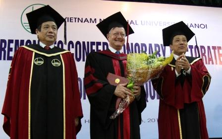 US professor receives honorary doctorate from Hanoi National University
