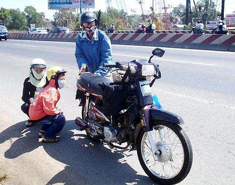 Saigonee travelers wretched with nails on roads