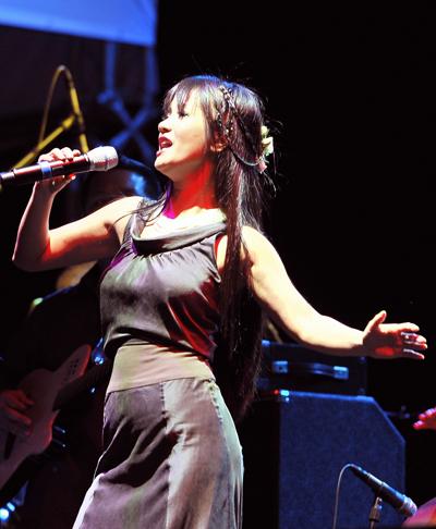 Bob Dylan makes debut in Vietnam