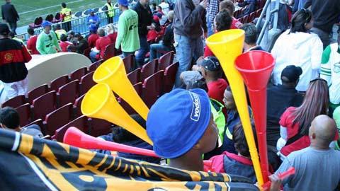 Vietnamese football fans hunt for vuvuzelas