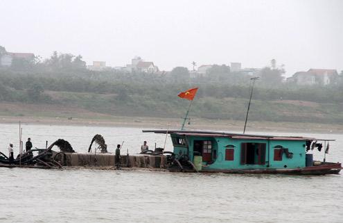 Sand ships illegally work in Hanoi’s Red River