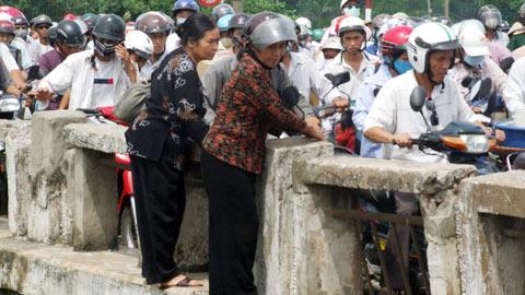 VN, China to set up hotline for issues of major concern