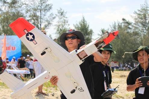 Toy planes fly in Lang Co Bay