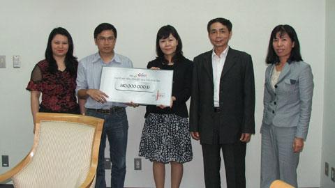 VietNamNet hands over donation to Japanese Embassy