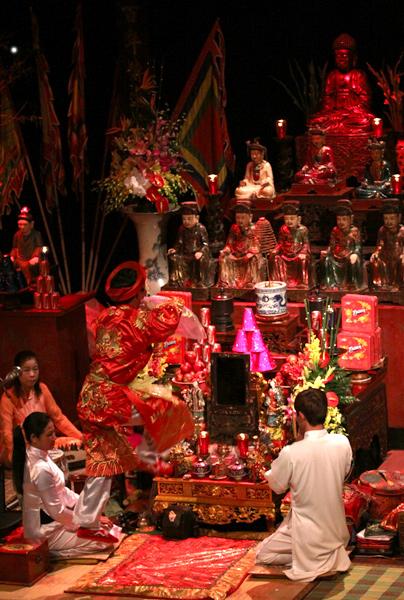 The first public len dong ritual in Hanoi
