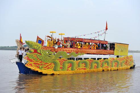 King Ly Cong Uan moves from Hoa Lu to Hanoi by boat