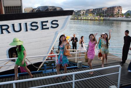 Miss Vietnam contestants travel to Ha Long Bay