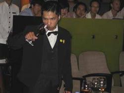 Hanoi wine waiter wins national contest
