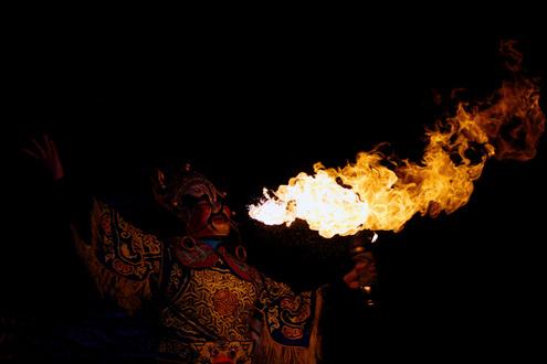 Chinese extraordinary artists performs in Hanoi